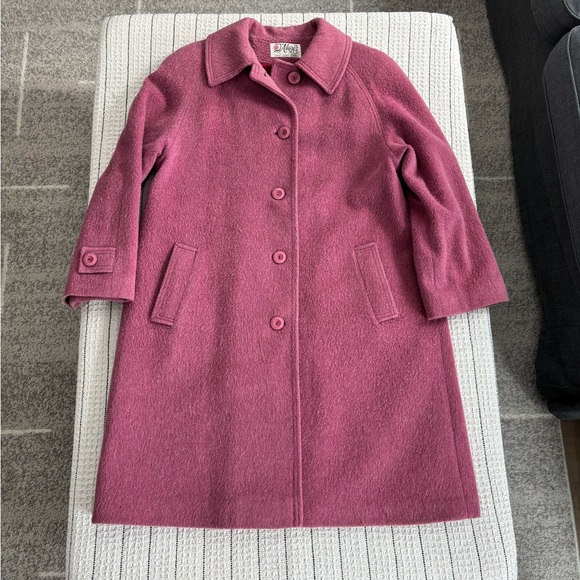Vintage D’Allaird’s wool coat, dusty pink with magenta lining. Made in Canada. - Picture 7 of 10